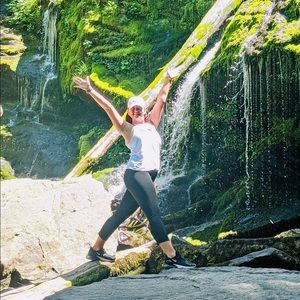 Meet your Posher, Katrina with a closet filled to the brim with great finds!